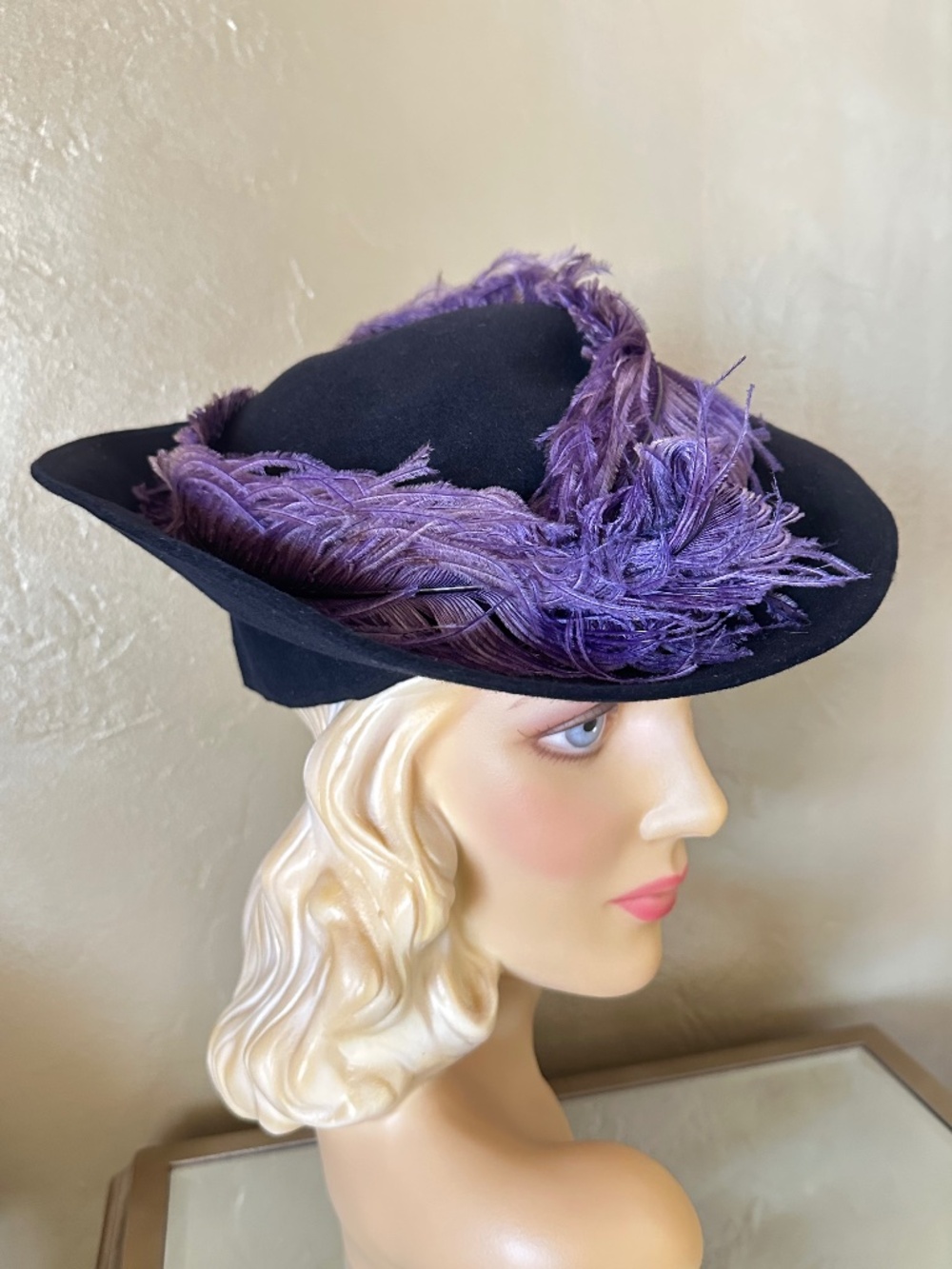EXCEPTIONAL 1940s' BLACK FELT WIDE BRIM TILT HAT + PURPLE OSTRICH FEATHERS